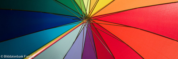 Regenschirm mit Regenbogenfarben
