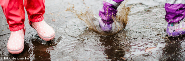 Kita - Kinder beim Spielen im Regen_001