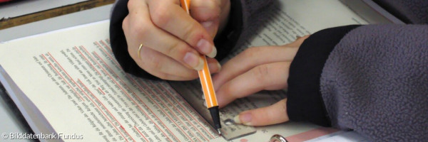 Schülerin bei Textarbeit (2)