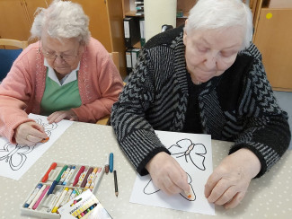 Senioren im Rodacher Leben beim Basteln