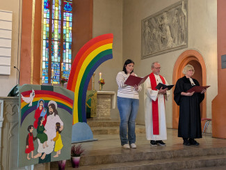 Begrüßung beim Regenbogengottesdienst