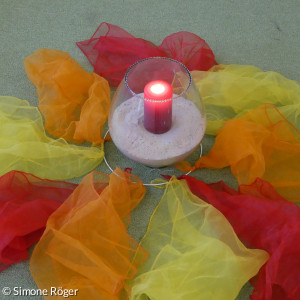 die gestaltete Mitte als Lagerfeuer - dort, wo früher Geschichten erzählt wurden