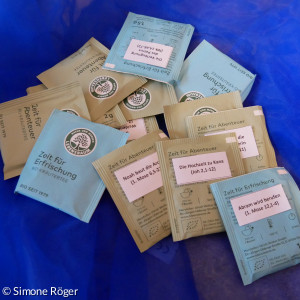 der Teebeutel entspricht dem biblischen Text. Er ist sehr konzentriert. Mit unserem Erzählen müssen wir ihn „verflüssigen“.